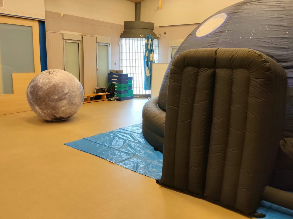 Entrada del planetario portátil en el Colegio Alemán de Zaragoza