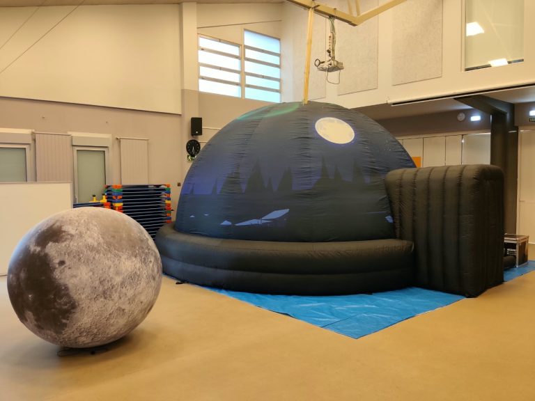 Planetario portátil instalado en la sala multiusos del Colegio Alemán de Zaragoza