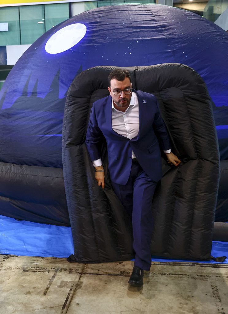 Adrián Barbón, Presidente de Asturias, en el planetario portátil de L'univers